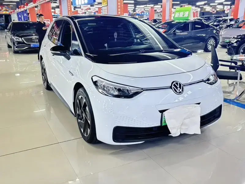 2023 Volkswagen ID.3 с пробегом 2 000 км