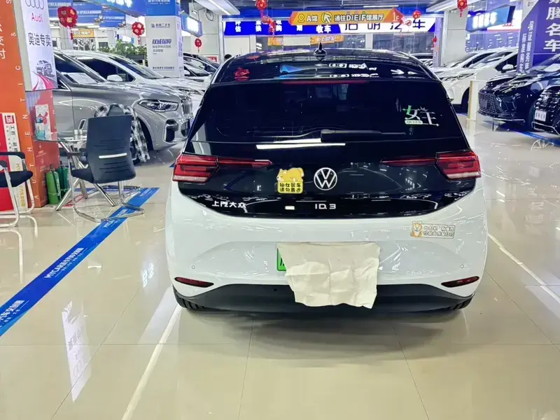 2023 Volkswagen ID.3 с пробегом 2 000 км