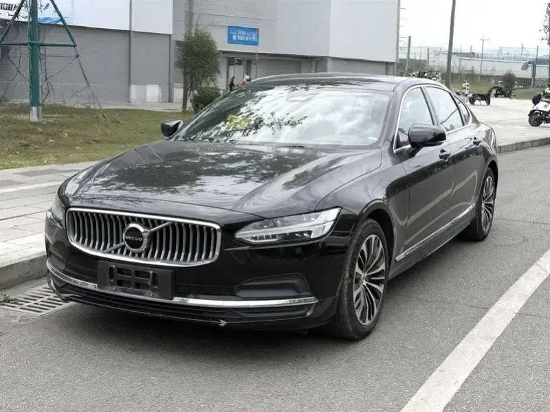 2025 Volvo S90 с пробегом 30 000 км