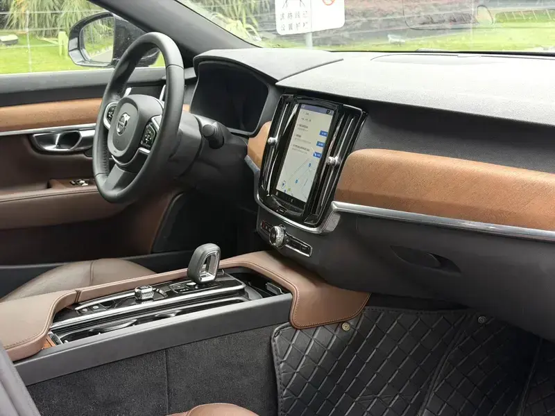2025 Volvo S90 с пробегом 30 000 км