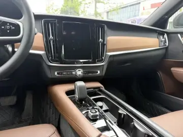 2025 Volvo S90 с пробегом 30 000 км