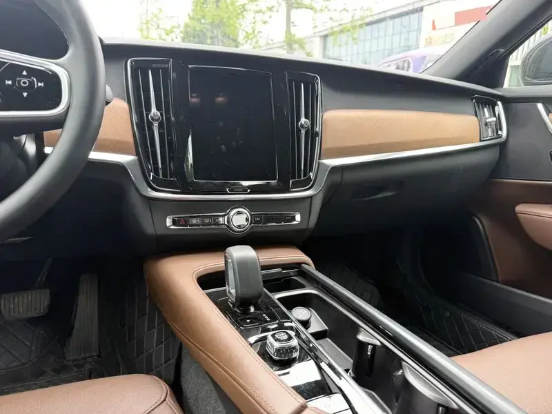 2025 Volvo S90 с пробегом 30 000 км
