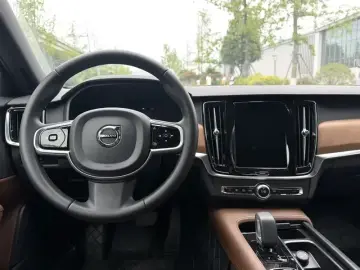 2025 Volvo S90 с пробегом 30 000 км
