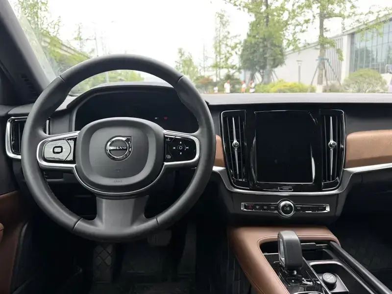 2025 Volvo S90 с пробегом 30 000 км