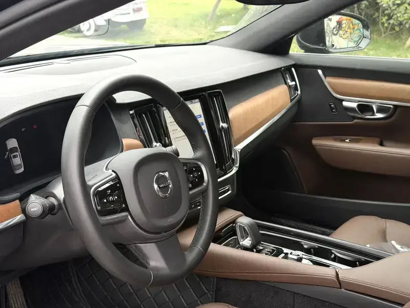 2025 Volvo S90 с пробегом 30 000 км