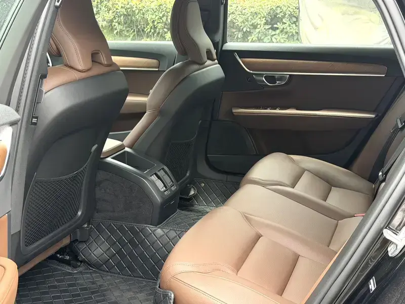 2025 Volvo S90 с пробегом 30 000 км