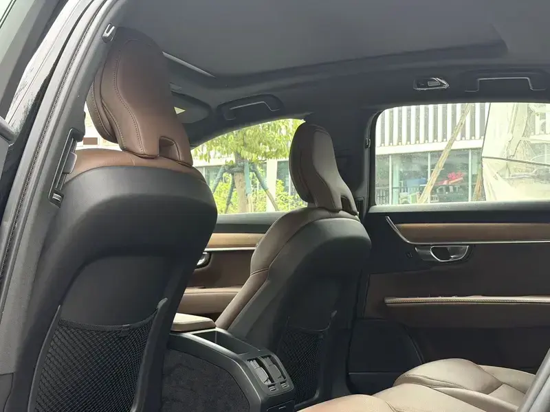 2025 Volvo S90 с пробегом 30 000 км