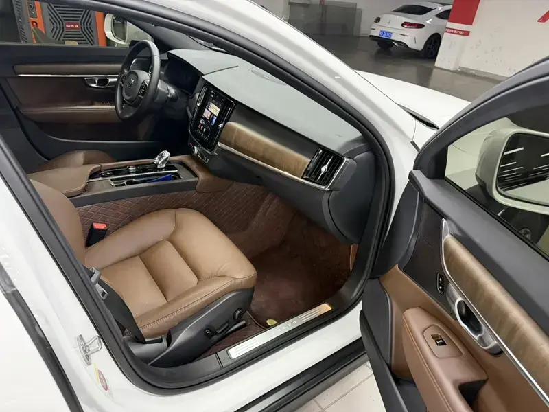2024 Volvo V90 с пробегом 26 000 км