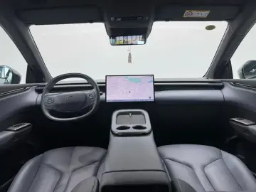 2025 Xpeng G7 с пробегом 100 км