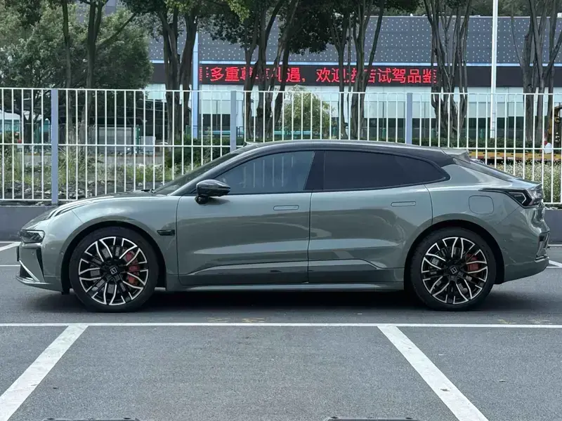 2024 Zeekr 001 с пробегом 17 500 км