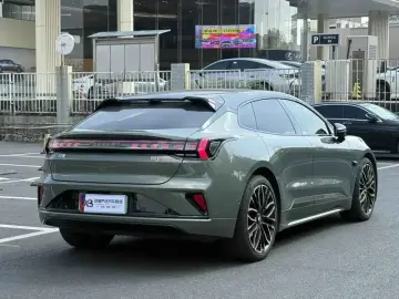 2024 Zeekr 001 с пробегом 17 500 км