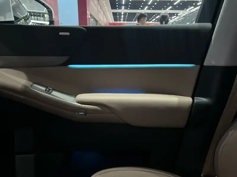 2025 Xpeng X9 с пробегом 14 500 км