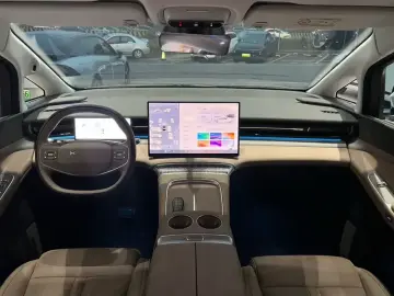 2025 Xpeng X9 с пробегом 14 500 км