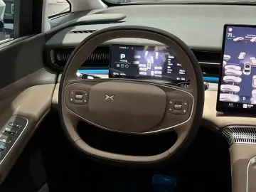 2025 Xpeng X9 с пробегом 14 500 км