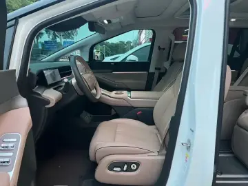 2025 Xpeng X9 с пробегом 14 500 км