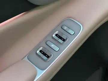 2025 Xpeng X9 с пробегом 14 500 км