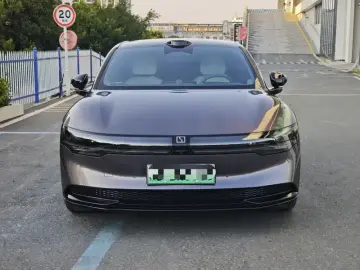 2025 Zeekr 007 с пробегом 12 000 км