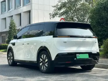 2025 Zeekr Mix с пробегом 33 000 км