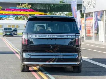 2024 Zeekr 009 с пробегом 14 000 км