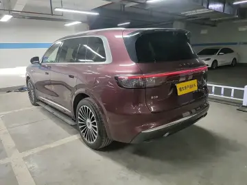 2025 Aito M8 с пробегом 16 100 км