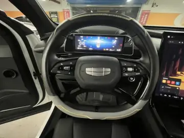 2023 Geely Atlas Pro с пробегом 32 000 км