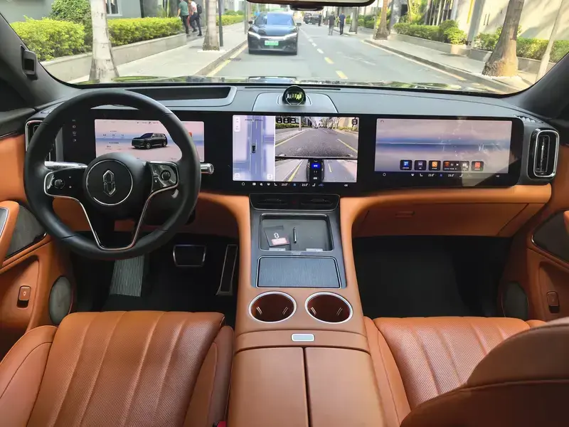 2025 Aito M8 с пробегом 12 800 км