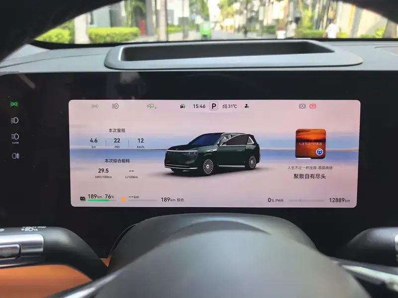 2025 Aito M8 с пробегом 12 800 км