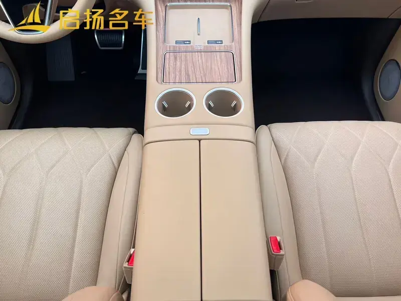 2025 Aito M8 с пробегом 9 000 км