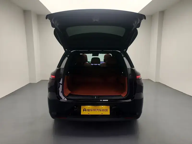 2025 Li Auto (Lixiang) L6 с пробегом 27 600 км