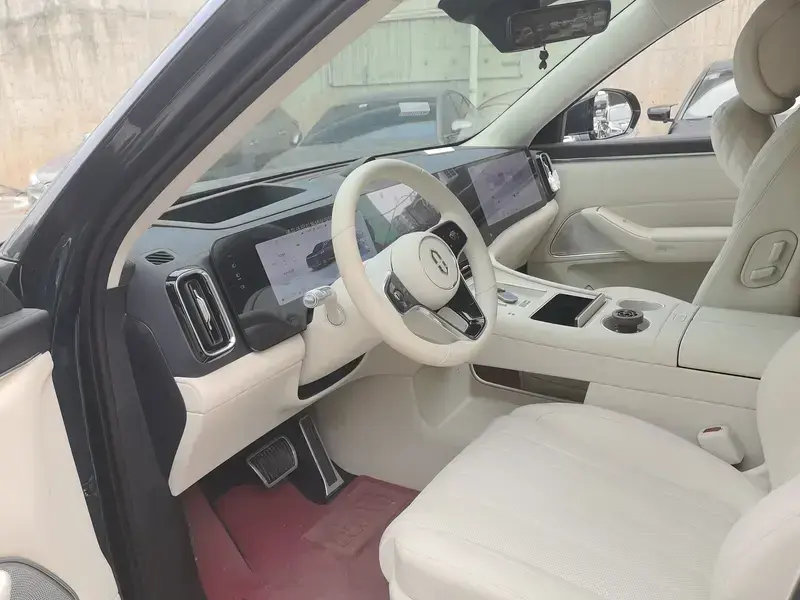 2025 Aito M8 с пробегом 24 000 км