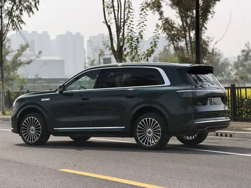 2025 Aito M8 с пробегом 20 000 км