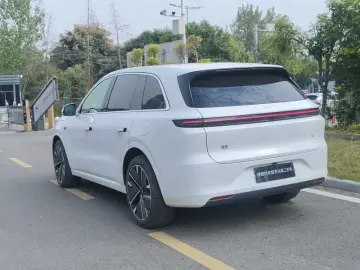 2025 Li Auto (Lixiang) L6 с пробегом 13 700 км