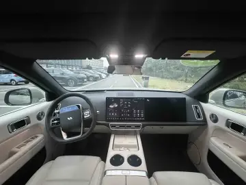 2025 Li Auto (Lixiang) L6 с пробегом 11 900 км