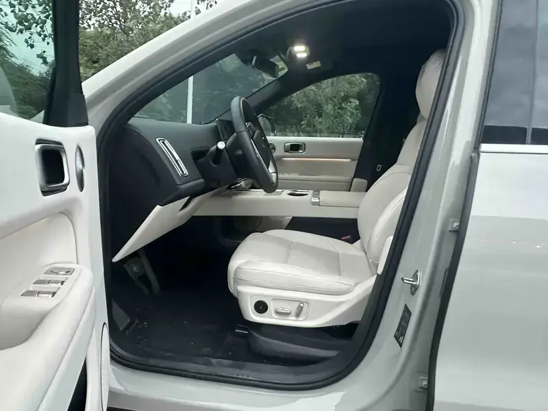 2025 Li Auto (Lixiang) L6 с пробегом 11 900 км