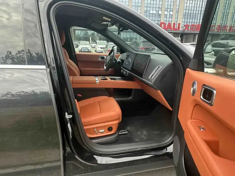 2025 Li Auto (Lixiang) L6 с пробегом 16 400 км