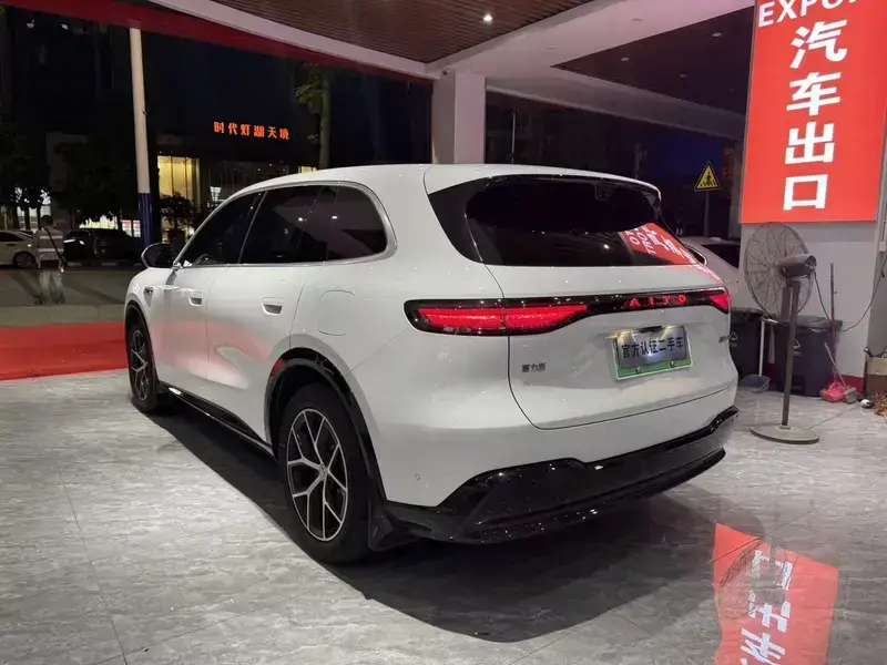 2026 Aito M6 с пробегом 10 000 км