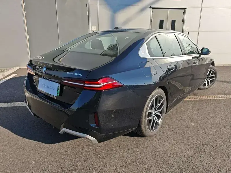 2025 BMW i5 с пробегом 9 200 км