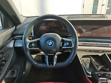 2025 BMW i5 с пробегом 9 200 км