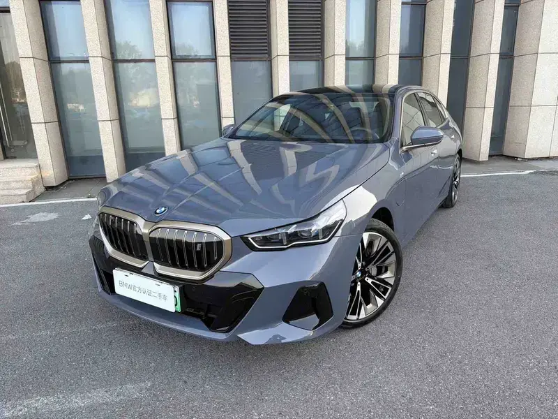 2025 BMW i5 с пробегом 3 000 км