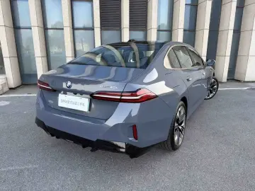 2025 BMW i5 с пробегом 3 000 км
