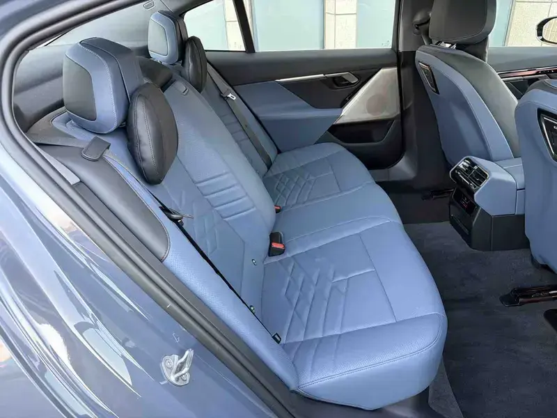 2025 BMW i5 с пробегом 3 000 км