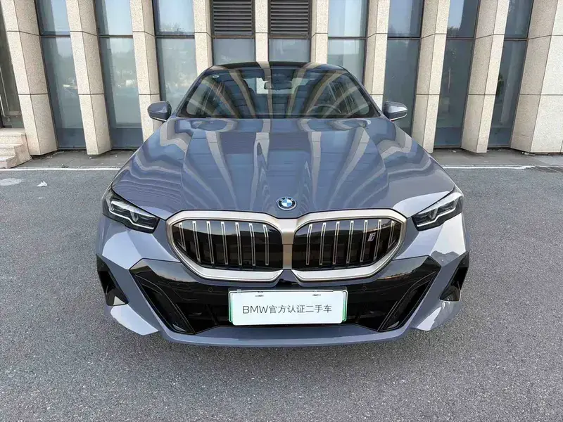2025 BMW i5 с пробегом 3 000 км
