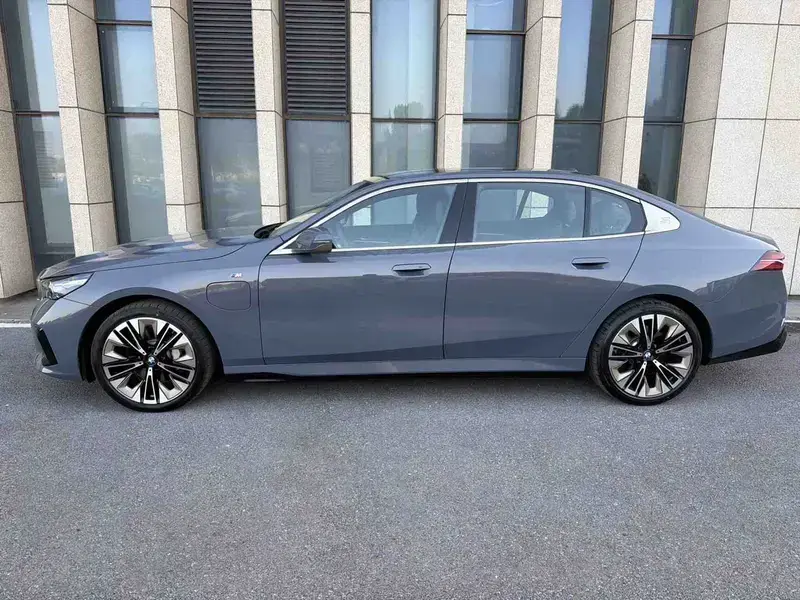 2025 BMW i5 с пробегом 3 000 км