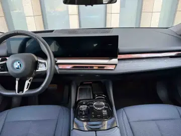 2025 BMW i5 с пробегом 3 000 км