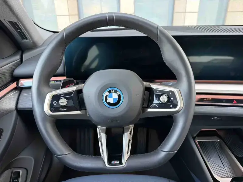 2025 BMW i5 с пробегом 3 000 км