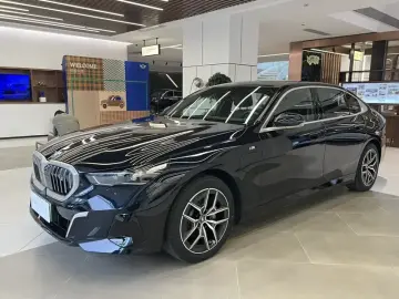 2025 BMW i5 с пробегом 8 800 км