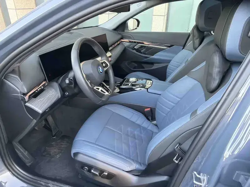 2025 BMW i5 с пробегом 3 000 км