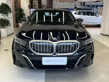 2025 BMW i5 с пробегом 8 800 км