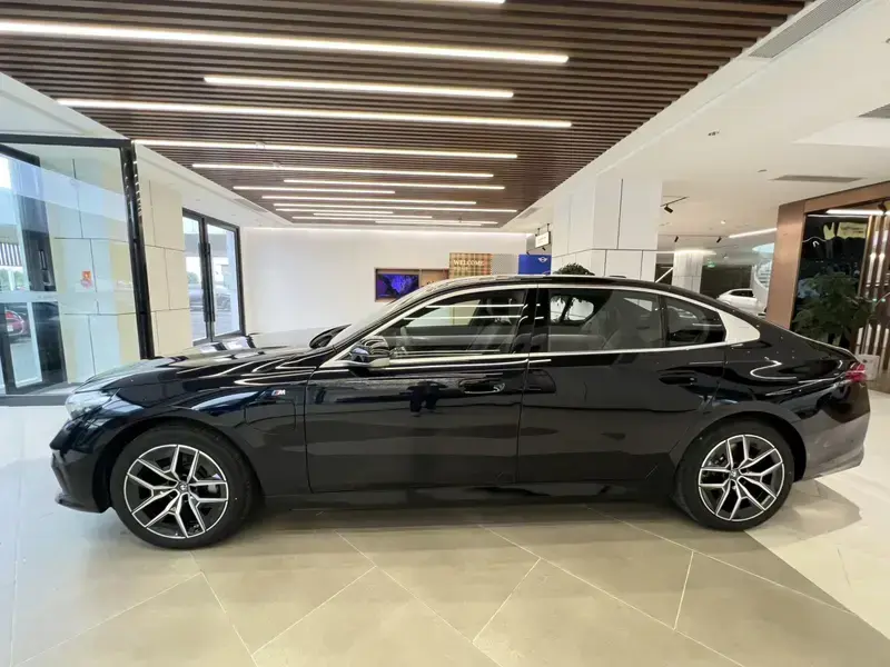 2025 BMW i5 с пробегом 8 800 км