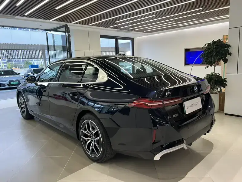 2025 BMW i5 с пробегом 8 800 км